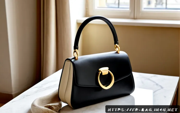 페라가모 간치니 숄더백 리뷰 - Photorealistic luxury shoulder bag review scene, elegant black leather shoulder bag with a polished ...